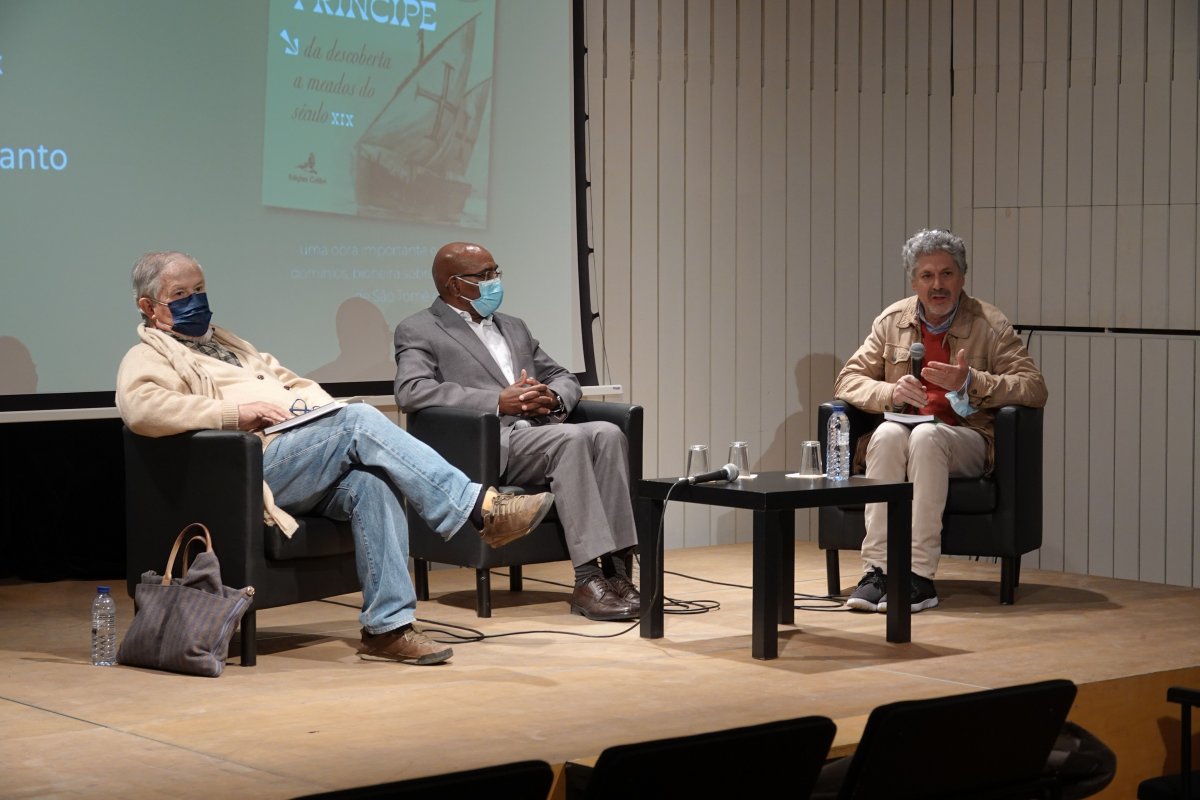 Lançamento do livro História de São Tomé e Príncipe__DSC05804