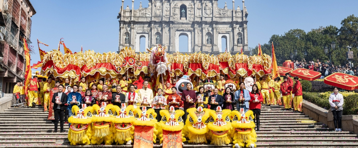 Desfile do Dragão Gigante Dourado espalha votos festivos