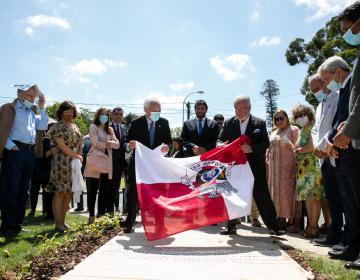 Inauguração de escultura de homenagem aos presos políticos em Caxias