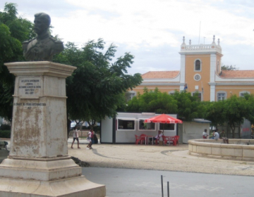 Adaptação da Praça Alexandre de Albuquerque a pessoas com deficiência