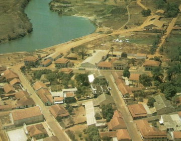 Associação de proteção de ambiente planta árvores no Parque de Bomma de Bafatá