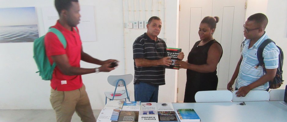 Polo da Universidade Lúrio na Ilha de Moçambique recebe livros em diversas áreas 